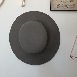 GIGI PIP “Dahlia Hat” in light gray